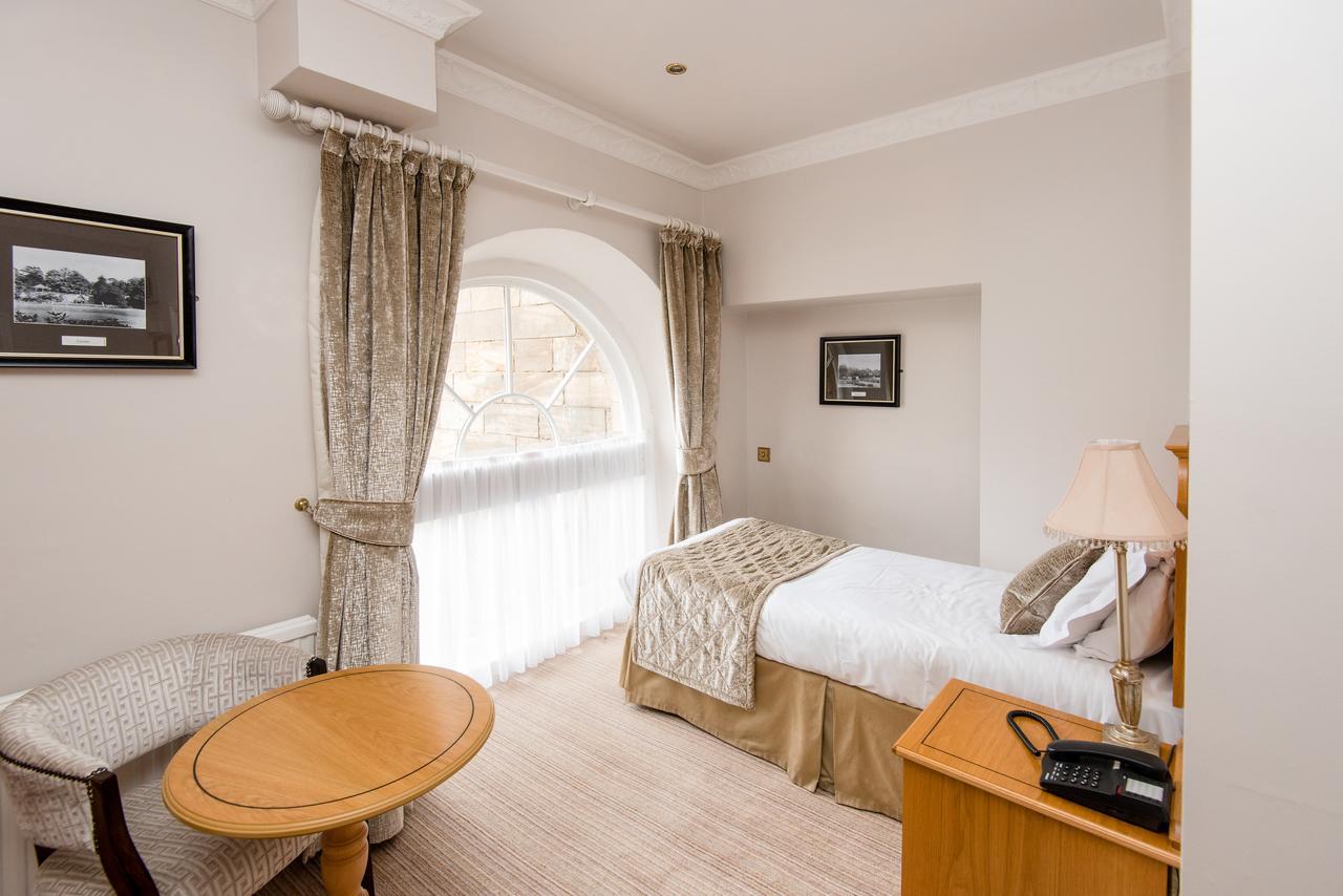 Waterton Park Hotel Уейкфийлд Екстериор снимка